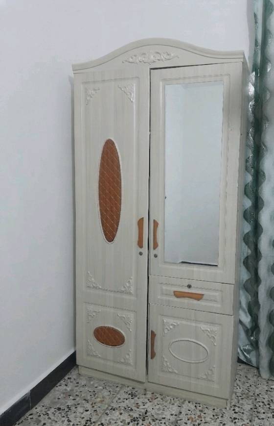 للبيع غرفة نوم مفردة كاملة (كنتور + تسريحة + سرير)
مدة الاستخدام: سنتين ونظيفة جداً.
التفاصيل:
السرير: يحتوي على أماكن تخزين تقسيمات.
الكنتور: الباب القصير يحتوي على 3 رفوف، والباب الطويل يحتوي على رف علوي ومكان لتعليق الملابس.
السعر: 450,000 (وبي مجال).
التواصل: مراسله دايركت