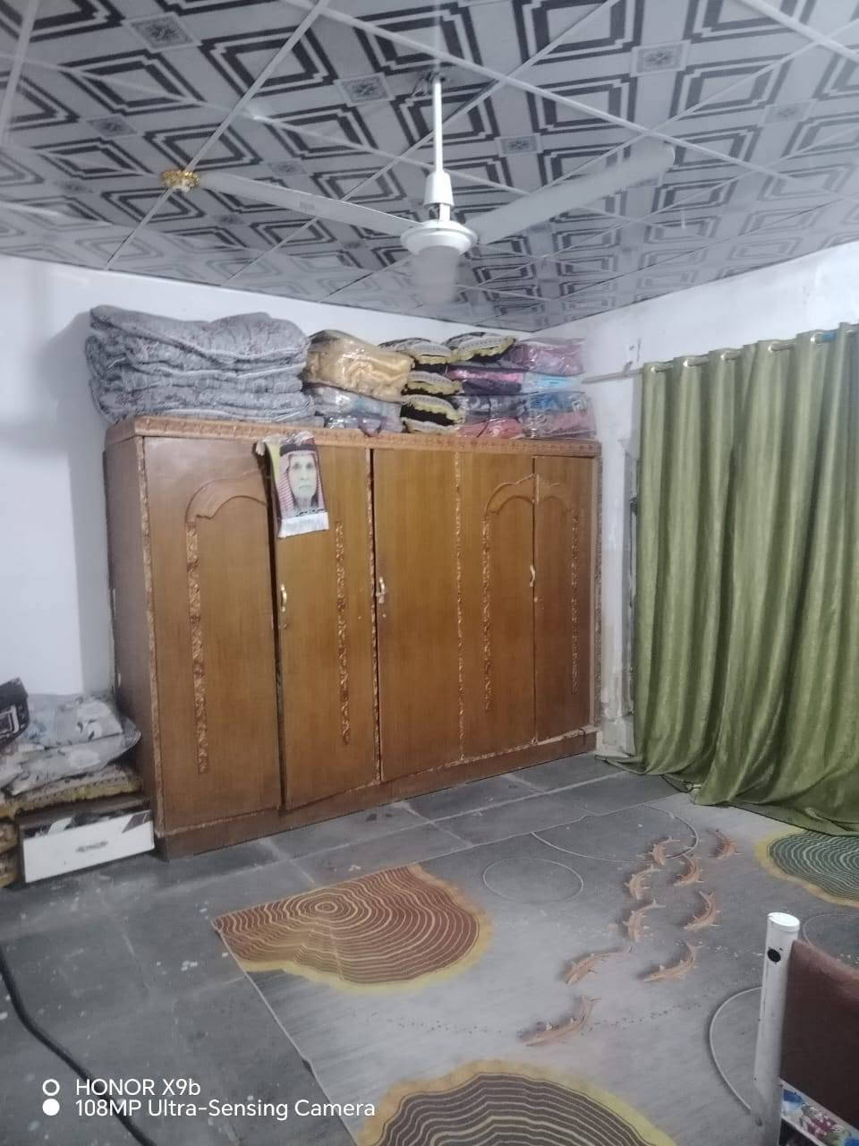 سلام عليكم بيت البيع مكان نهروان مقابيل نازحين  خلف  ماركت طيبه  بيت بي غرفتين وصاله كبيره وصاله ثانيه مطبخ واستقبال  وحديقه وحوش  مساحه 250 متر   وتبليط  وكهرباء وسحب ماي ربع عشرين ساعه جري ==***********

نص مكتوب في الصور:
- ٣ of ٧ تم حفظ لقطة الشاشة في Pictures/Screenshot ١٨ يونيو، الساعة ٧:١٠ م
- ٤ of ٧
- تم حفظ لقطة الشاشة في Pictures/Screenshot
- شایب
- ١٨ يونيو، الساعة ٧:١٠ م
- HONOR X9b 108MP Ultra-Sensing Camera
- HONOR X9b
- 108MP Ultra-Sensing Camera
- O HONOR X9b 108MP Ultra-Sensing Camera