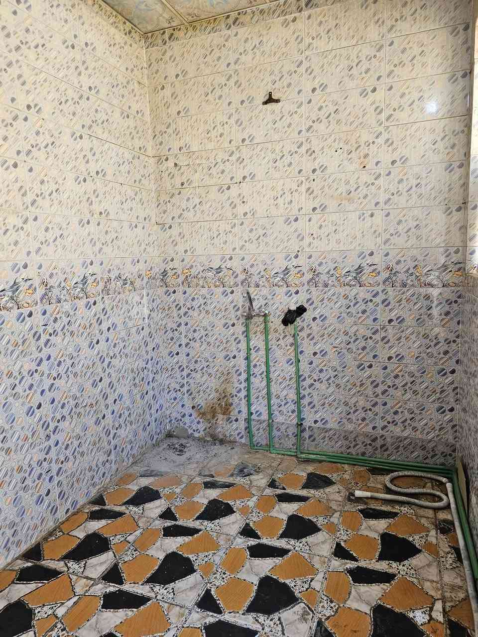 بيت للايجار في حي الوفاء المساحه 50 متر طابق واحد البناء نظيف جدا قريب السايدين الجامعه سعر الايجان 275 للاستفسار/***********
