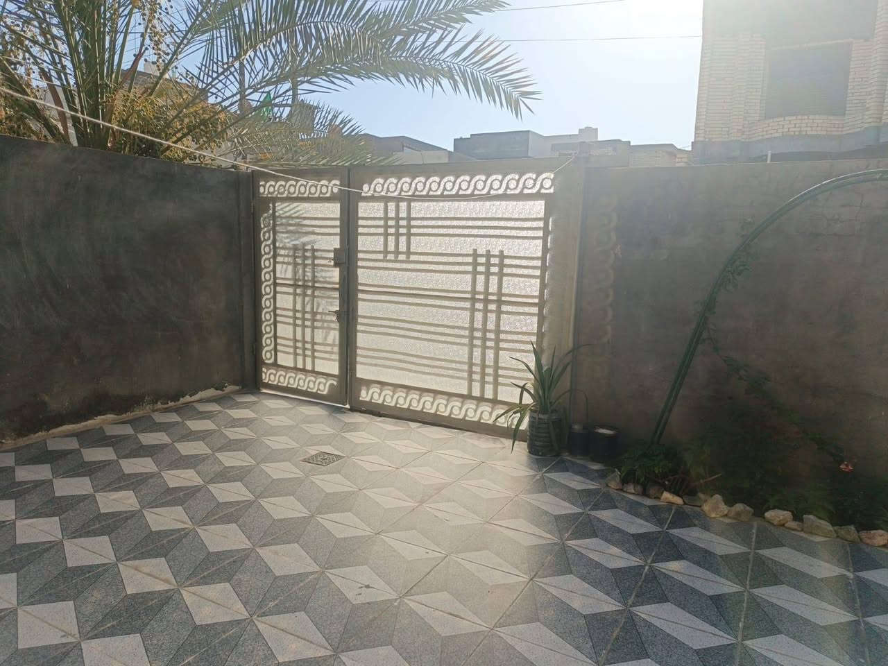 السلام عليكم  بيت للبيع  طابو صرف في حي الزهراءقرب المدرسه الصينيه بناء حديث سنه 2025 اساس البيت رفت المساحه 200متر يحتوي البيت على غرفتين قياس 4×5 وستقبال قياس4×7 والمطبخ 5×5 اونص والصاله 4اونص ×7يحتوي على مناور وحمامات البيت مطلوب اسكان للاستفساار الاتصال على هذا الرقم ***********
