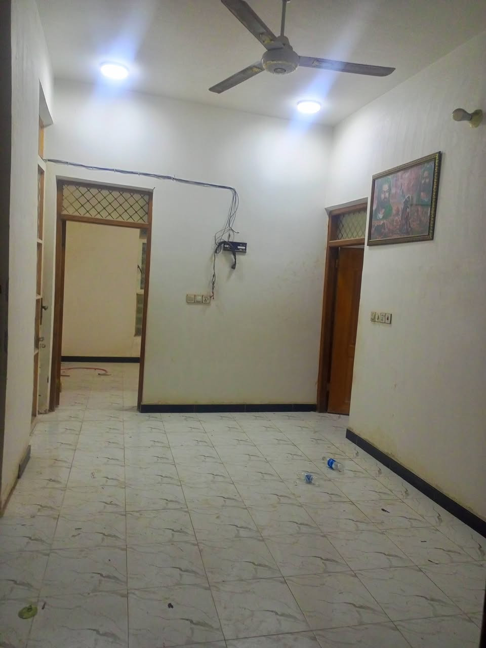 🏠✨ للإيجار – بيت  100م مربع✨🏠 
بناء نضيف 

📍 المواصفات:

🛋️ استقبال مرتب
🏢 صالة عدد1
🛏️ غرف عدد 1
🚿 مجموعة صحيات متكاملة
🍽️ مطبخ مفتوح على الصاله 
🌤️ 
💼 

الموقع:  حولي الخصيمه دور حجي هندي 

📞 للاستفسار: ***********
