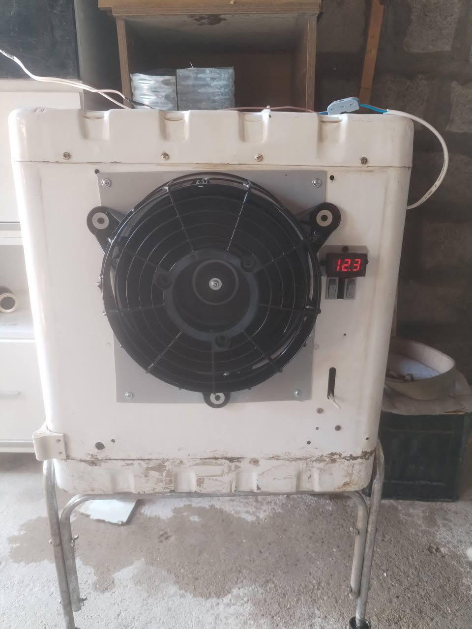 السلام عليكم.. مبرده صغيره  12فولت  تريد اشدله بطاريه ومنظم لوحه هم يرهم مثل ماموظوح بل فديو  تريده للبصطيه  محل  او بل سياره  ... لوحه 100واط  يشتغل كل النهار  السعر 100 
كركوك حي العسكري الحولي ***********
