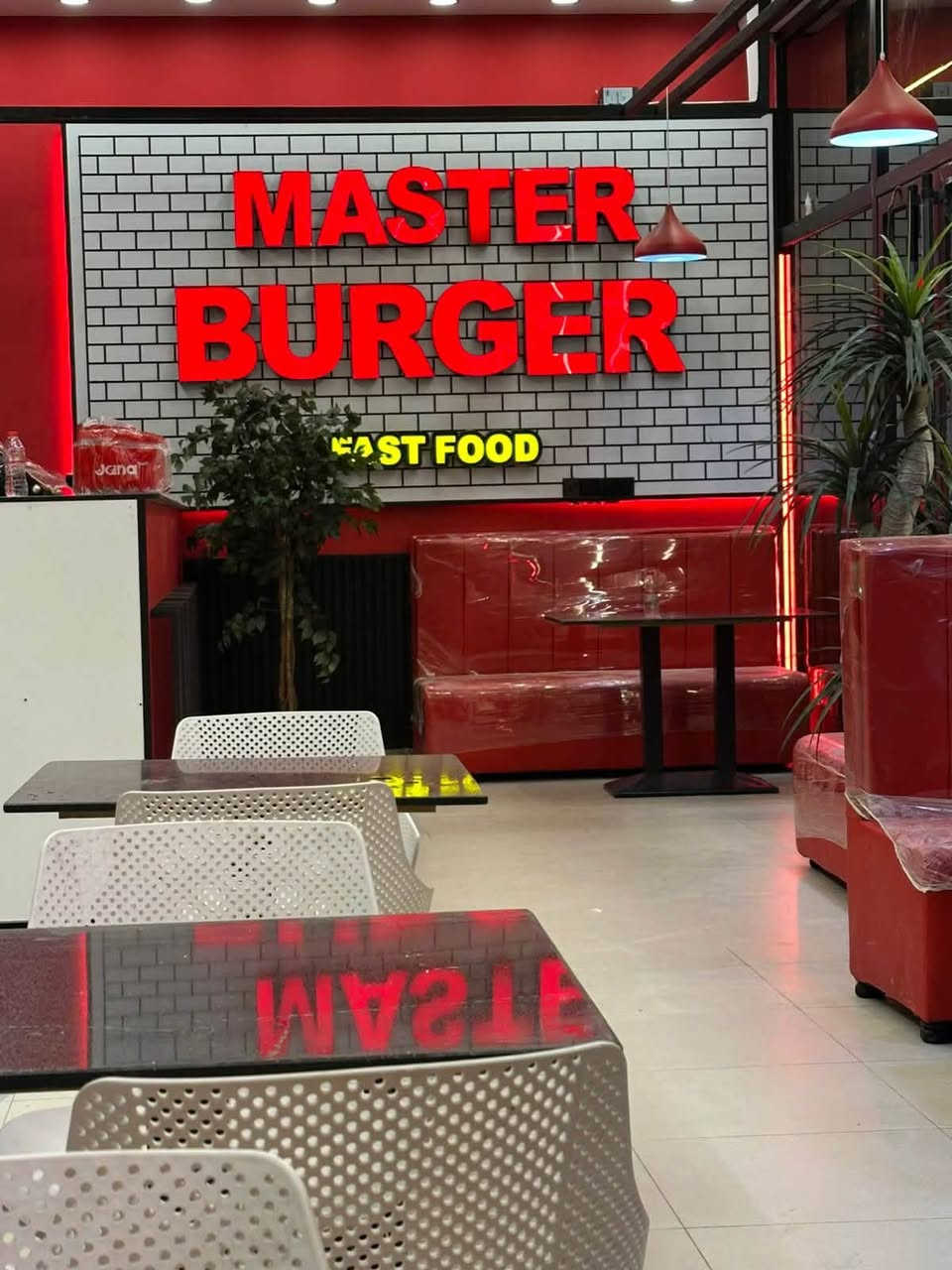 فرصة استثمارية ذهبية: مطعم وجبات سريعة متكامل للبيع 🍔🍟
لعدم التفرغ، يُعلن عن بيع مطعم وجبات سريعة بتجهيزات كاملة وموقع تجاري حيوي ومميز.
📍 تفاصيل الموقع:
 الموقع: بغداد - حي العامل - شارع الشلامجة (موقع ممتاز وحركة مرور عالية).
 المساحة: 130 متراً مربعاً.
⚙️ التجهيزات والمميزات:
 مطبخ متكامل: جاهز للعمل بشكل فوري وبكفاءة عالية.
 صالة للزبائن: مرتبة ومجهزة بالكامل.
 شاشات عرض: 4 تلفزيونات حديثة مخصصة لعرض المنيو والوجبات.
 هواتف اتصال: عدد 2 لتلقي طلبات الدليفري.
المطعم جاهز للعمل مباشرة دون الحاجة لأي مصاريف إضافية أو تجهيزات جديدة، فرصة رائعة لمن يبحث عن مشروع ناجح وقائم بذاته.
📞 للإستفسار ومعرفة التفاصيل وسعر البيع (متاح اتصال أو واتساب):
***********
