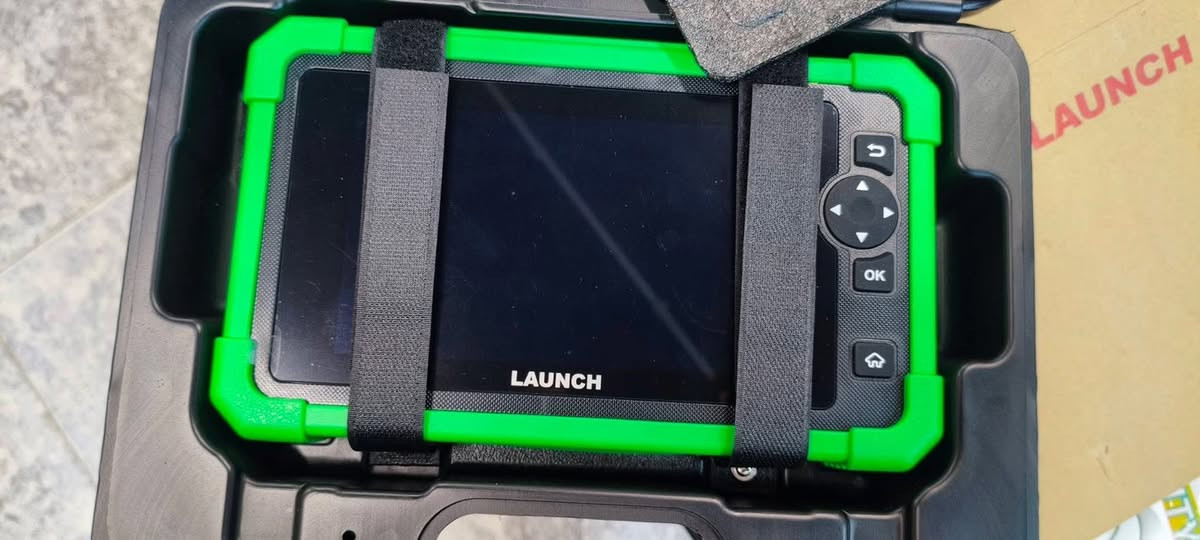 للبيع: جهاز فحص وبرمجة السيارات LAUNCH CRP 919 EV الاحترافي
السلام عليكم شباب.. يتوفر جهاز كشف أعطال السيارات الغني عن التعريف من شركة لاونش، الجهاز مواصفاته راقية ويفيد الفيتري والكهربائي اللي يريد يطور شغله:
 يدعم السيارات الكهربائية (EV): يقرأ ويبرمج سيارات الكهرباء والهايبرد الحديثة.
 فحص شامل لكل الأنظمة (All System): محرك، كير، ABS، ايرباك، وكل حساسات السيارة.
 برمجة العقول (ECU Coding): تكدر تبرمج وتكود عقول السيارات بكل احترافية.
 تخطي حماية (FCA AutoAuth): يفحص ويبرمج سيارات الكرايسلر والدوج والجيب الحديثة بدون أي مشاكل.
حالة الجهاز: ( جديد غير مستخدم وتفعيل الجهاز 2 سنة يبدء بعد التشغيل )
السعر: ( 750 الف دينار وبي مجال قلبل )
المكان: ( بغداد ويوجد خدمة توصيل )
للي يحب يستفسر يراسلني على الخاص أو يتصل على الرقم: ( *********** )
