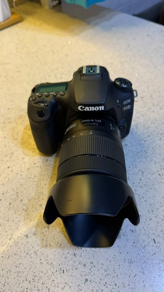 كانون EOS 90d 
عدسة الكت 18-135 
عدسة 50mm 1.8 
بطارية اضافية + باتري كرب 
حقيبة كامله 
جميع ملحقاتها موجودة من كراتين وكتلوكات كاملة 
النظافة 100‎%‎ استخدام جداً قليل 
مكاني بغداد 
السعر مليون و150 
***********
