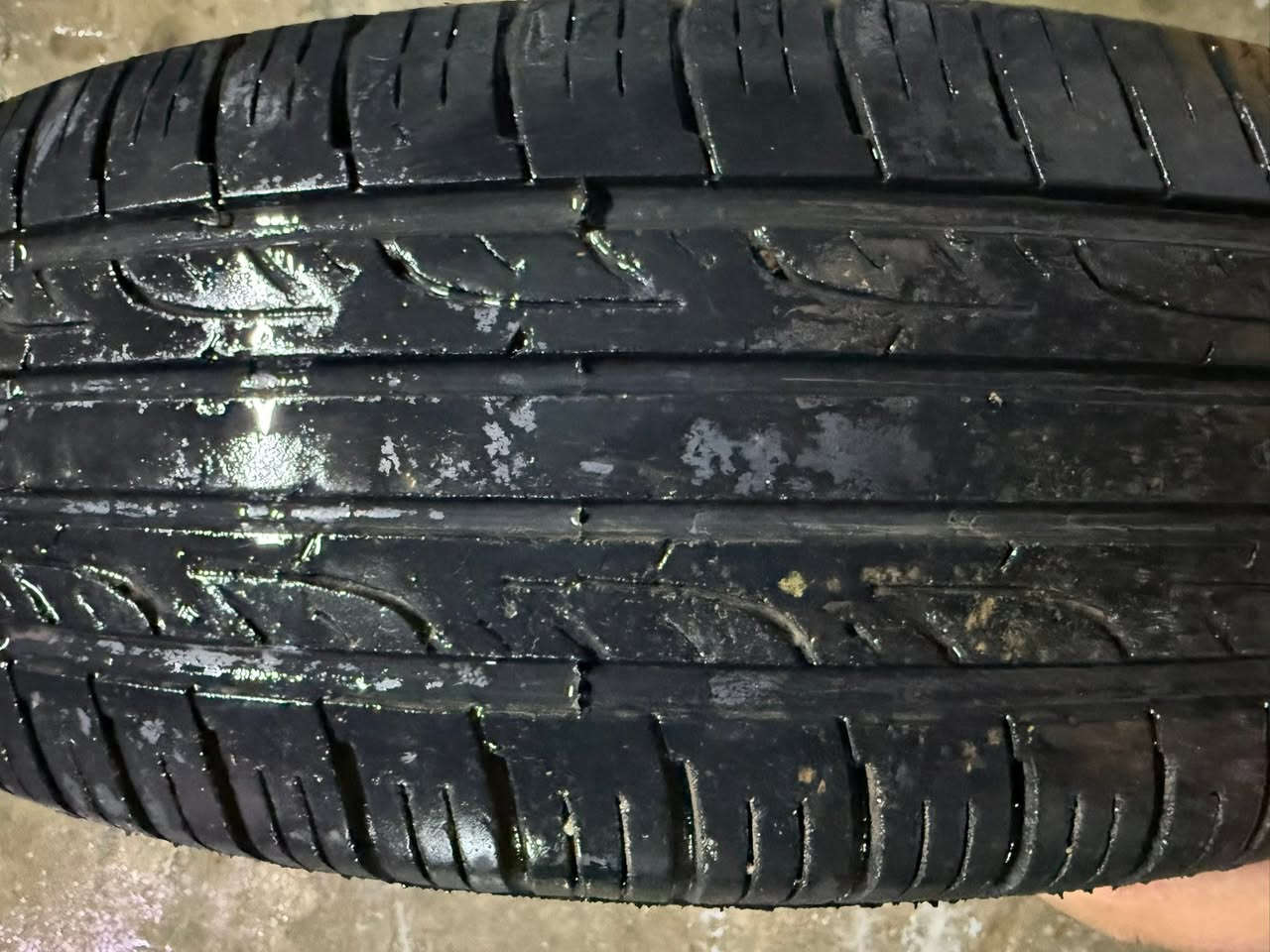 تاير سبير جديد حجم15 نضيف ونقشتة عالية ما  مستعمل لين غيرت إلى حجم ١٤ ***********
