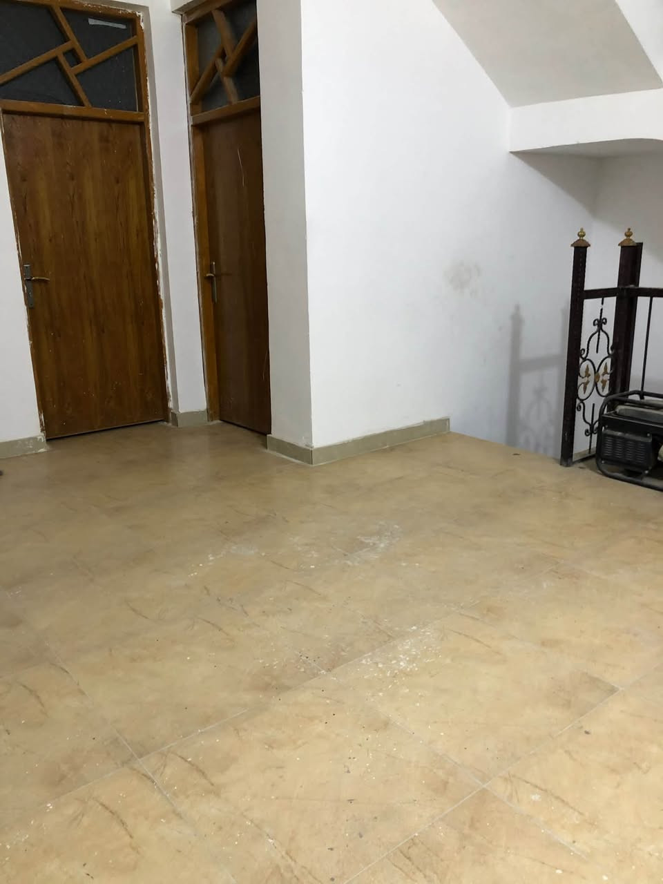 السلام عليكم بيت طابو المساحة 125 حي الامانة طابقين و 4 غرف نوم وحمامين 
الطابق الاول استقبال وصحيات وصاله وغرفه نوم ومطبخ 
الطابق الثاني 3 غرف نوم وصحيات وصاله 
البيت كامل اي نقص مابي رقم القطعه 963 
للتواصل ‭ ***********‬
