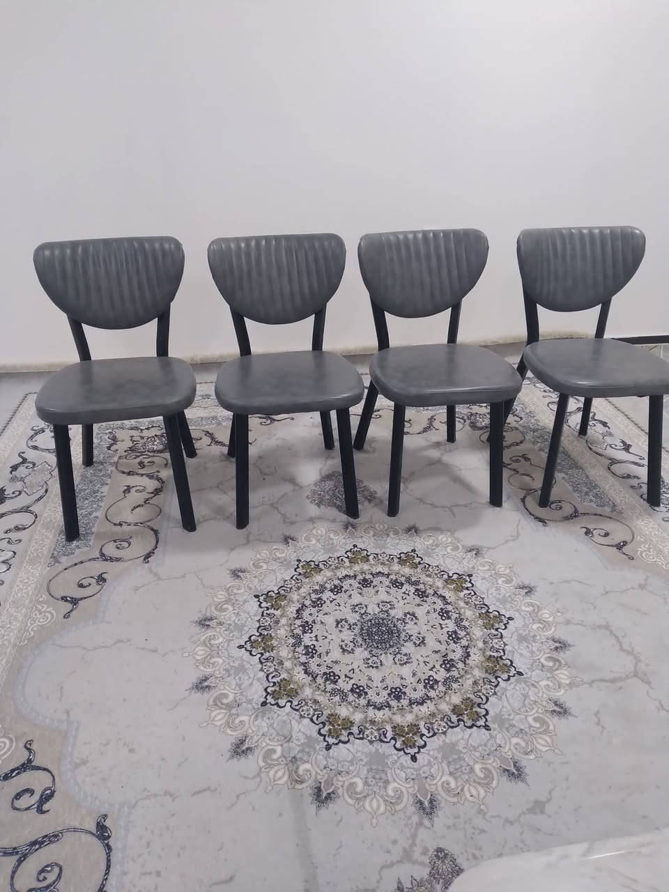 ميز طعام • كراسي تركي • استخدام قليل