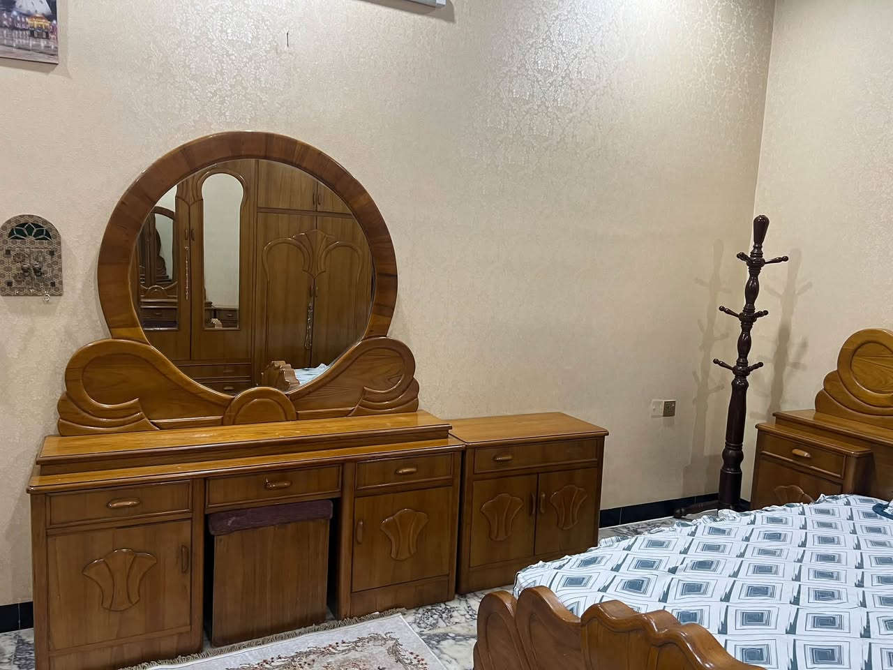 غرفه صاج عراقي 100‎%‎ ست بيبان مع ملحق وزاتين جانبيه و ميز تواليت و كومدي سعرها مليون ونص وبيه مجال للتواصل اتصال على هذا الرقم (***********) عنوانه حي جيمله شارع العقيله زينب قرب جامع مجيسر
