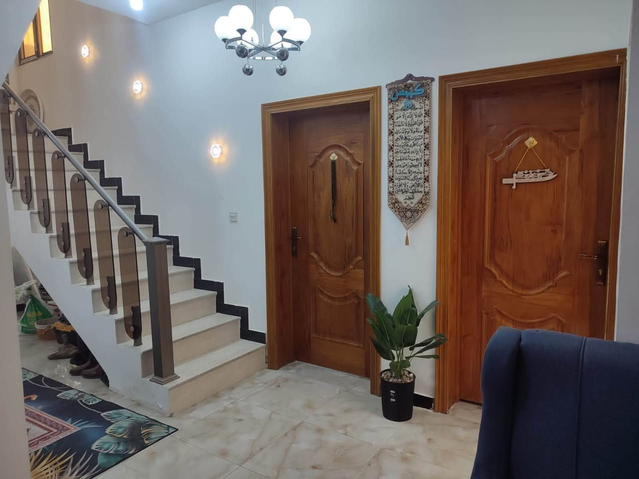 بيت للبيع في مجمع ابن يقطين مساحتة 200 متر مطلوب 114 يتكون من غرفتين وصالة ومطبخ وبراني ومجمعات صحية للاستفسار ***********
