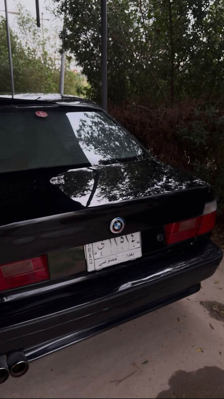 سيارة bmw 525i اصل وفصل بليتة وسنوية
- ميكنة جديدة صارلها 15 يوم 25 مسكر تك فانوس 
- كير اوتوماتيك
- صبغة جديده 
- داخل اسود وصاج الغرفه كلش حلوه ونضافة 95٪ 
- عليها سستم سماعات بدون دمام من مركز تيزاب 
- ويل كب ام 18 توسايز 
- سيارة كامله مابيها اي نقص 
- حدادية اماميه جديدة 100٪ 
- حدادية خلفيه 80٪ 
- منظومه زنون ثلجي جديد 150$
-رقم بغداد مداور ثاني يوم 
يعني السيارة مابيها نواقص ترايك وين ماتريد 
مكاني حله ***********
