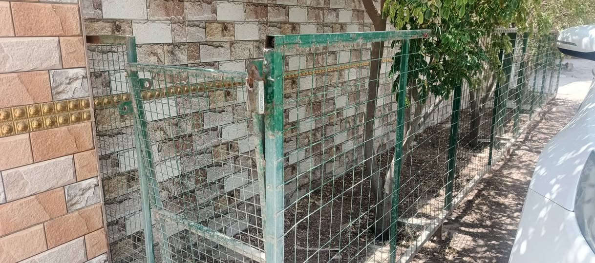 السلام عليكم سياج حديقه للبيع نضيف كلش الطول الكلي 14 متر 
       السعر عل خاص 
***********
