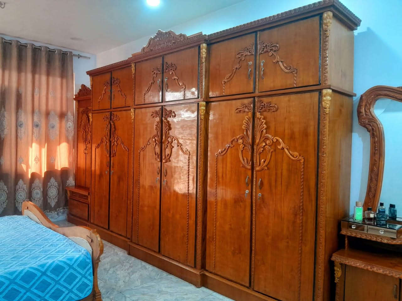 غرفة اخشاب عراقية صاج اصلي ٨قطع الكنتور ٦ ابواب مع ٦ملحق نظيفة كلش مابيها اي ضرر السعر  مليون ٨٠٠ الف عنوان بغداد الشعلة للتواصل خاص او رقم الهاتف ***********

نص مكتوب في الصور:
- iBox