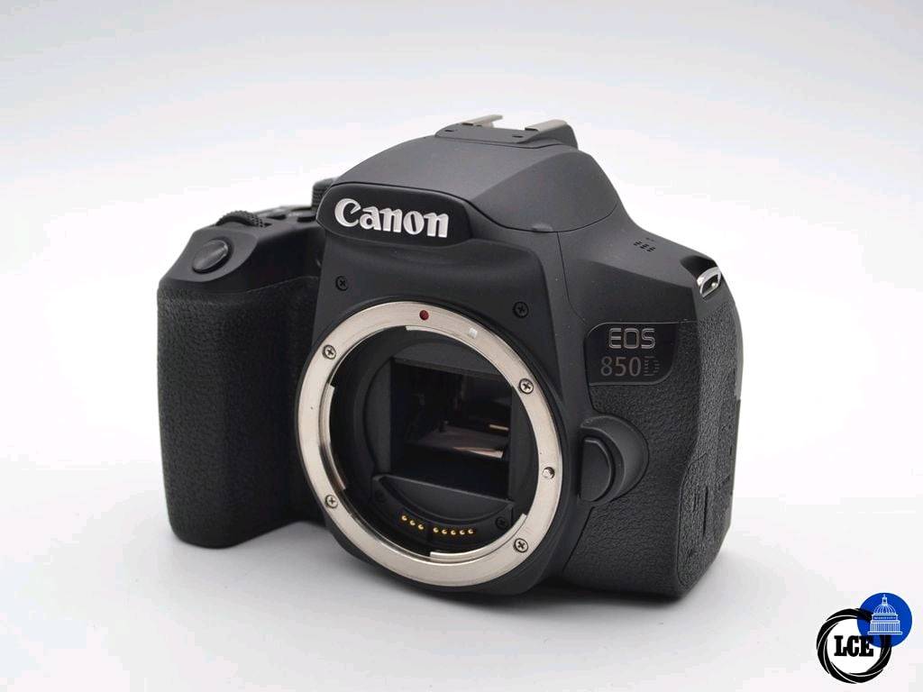 للبيع كاميرا Canon 850D الاحترافية + عدسة   85mm للبورترية والجودة العالية 
متوفر توصيل🚚

الكاميرا وحدها 700 الف
العدسة الاحترافية 400 الف
النظافة 95% 


المميزات :
كاميرا Canon EOS 850D (المعروفة أيضاً باسم Rebel T8i) تعتبر من أقوى كاميرات الفئة المتوسطة (DSLR) التي أطلقتها كانون.

جودة الصور والمعالج
 * المستشعر: بدقة 24.1 ميجابكسل من نوع APS-C (يقدم صوراً عالية التفاصيل ممتازة للطباعة والتعديل).

 * المعالج: DIGIC 8 سريع جداً في معالجة الصور وتحسين الأداء في الإضاءة المنخفضة.
 * حساسية الضوء (ISO): تبدأ من 100 إلى 25,600 (وتصل إلى 51,200 في الوضع الممتد).

نظام التركيز والتصوير السريع
 * نقاط التركيز (AF): 45 نقطة تركيز متقاطعة (Cross-type) لتتبع الأهداف بسرعة ودقة عبر الشاشة أو المنظار.

 * التركيز البؤري التلقائي: تقنية Dual Pixel CMOS AF تضمن فوكس سريع جداً وسلس أثناء تصوير الفيديو.

 * تتبع العين والوجه: دعم ميزة Eye Detection AF للتثبيت على عين الشخص أثناء التقاط البورتريه أو الفلوجات.

 * سرعة التصوير المتتابع: تصل إلى 7 إطارات في الثانية (7 fps)، ممتازة لتصوير الحركة والرياضة.
تسجيل الفيديو

 * دقة 4K: تصوير فيديو بدقة UHD 4K حتى 24/25 إطار في الثانية.

 * دقة Full HD: تصوير بدقة 1080p حتى 60 إطار في الثانية للقطات الانسيابية.

 * التثبيت الرقمي: مثبت رقمي مدمج 5-Axis Digital IS لتقليل اهتزاز الفيديو عند التصوير باليد.

 * فيديو عمودي: تدعم تصوير الفيديو بالطول المباشر لتسهيل رفعه على منصات التواصل الاجتماعي.

الشاشة والتصميم والاتصال
 * الشاشة: متحركة بالكامل (Vari-angle) وتعمل باللمس بحجم 3.0 بوصات (مثالية للتصوير بزوايا صعبة أو صناعة محتوى الفلوج).

 * عجلة تحكم ثنائية (Dual Dials): تحتوي على عجلة خلفية إضافية تسهل التحكم السريع بفتحة العدسة وسرعة الغالق.

 * الوزن: خفيفة ومريحة للاستخدام الخارجي والفرامات الطويلة (حوالي 515 جرام).

 * الاتصال: مدمجة بتقنيات Wi-Fi و Bluetooth لنقل الصور فوراً للموبايل أو التحكم بالكاميرا عن بُعد.

 * المنافذ: تحتوي على منفذ مايكروفون خارجي (3.5mm) لتركيب مايك احترافي.