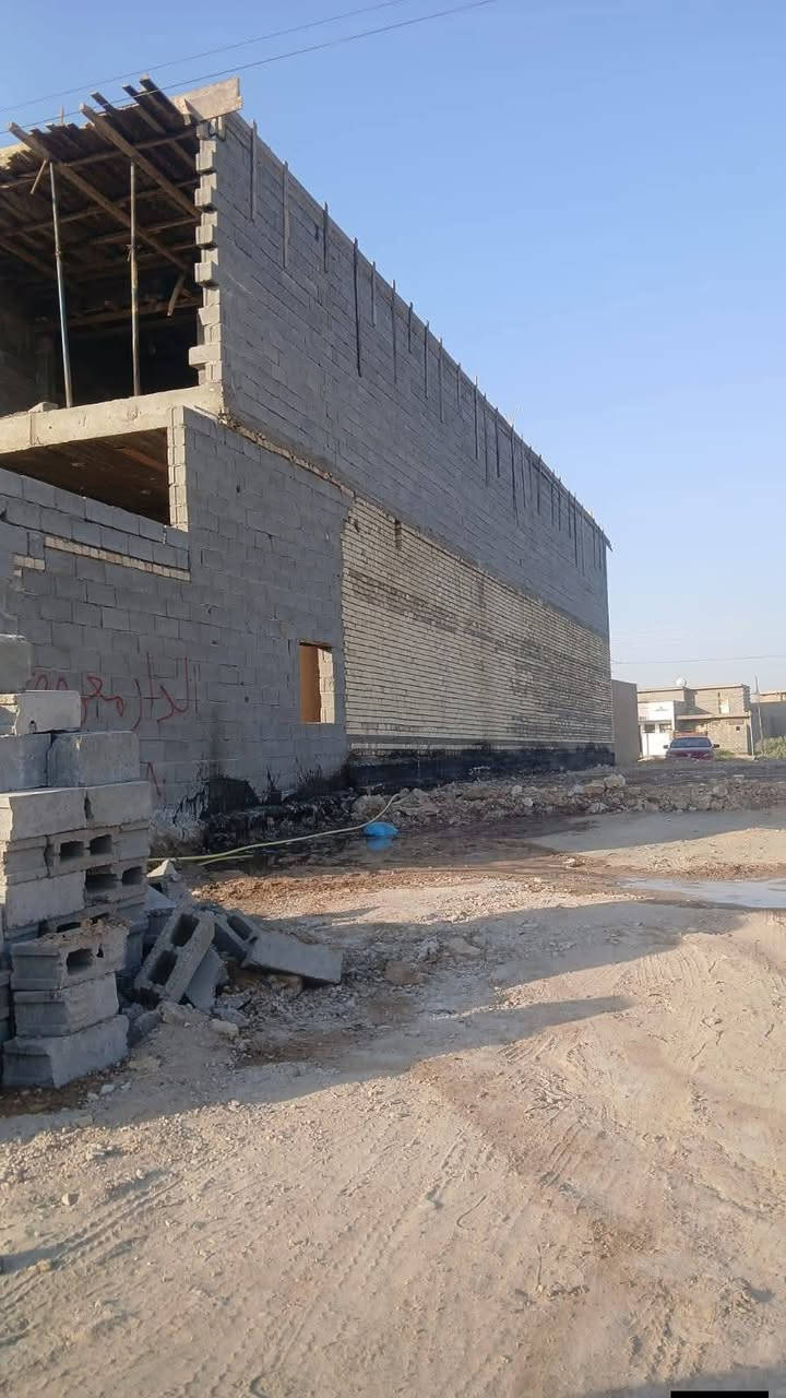 🏠 هيكل للبيع في الجولان الثانيه قرب الحولي يبعد عن الشارع العام حوالي 100 متر 
♦️ الشارع 10 م و يقع على شارع مدرسه التوفيق من جهه سكه القطار [ على الوجه مباشره ]
♦️ مساحه الهيكل 160 م [ الوجه 5 والنزال 32 م ] يتكون البيت من طابقين الطابق الاول طابوق و الدواخل بلوك والطابق الثاني بلوك 
♦️ يحتوي البيت على 3 غرف نوم و استقبال و صاله الطابق الاول كبيره و تحتوي على مطبخ حار مؤسس و كامل و صاله كبيره في الطابق الثاني 
♦️  يحتوي على حمامات عدد 2 و صحيات خارجيه و مناور عدد 2 و الخزان البيت السبتتنك كامل و مقسوم الى نصفين 
♦️ البيت كامل كهرباء و ماء و مجاري و نصف البيت 🏠  مشمع بل جص علما ان مجاري البيت خطين 
♦️ الهيكل كامل لشبكات تقطير السبالت و شبكه الانترنت و بواري الكامرات مع تثبيت بورد ال D.V.R الخاص بل كامرات و كل غرفه تثبيت بوري الستلايت للبلازما 
مع تثبيت سيركت الداخلي و بورد الكهرباء و بورد الماطور 
البيت مسحوب له ماء و كهرباء 
♦️ علما ان اساس البيت مقطع نصف اساس شريطي  و نصف رفت صب كامله 
السعر 42 مليون و قابل للتفاوض مع صاحب العقار 
للاسفسار الاتصال 
***********
***********
او مراسله الصفحه
