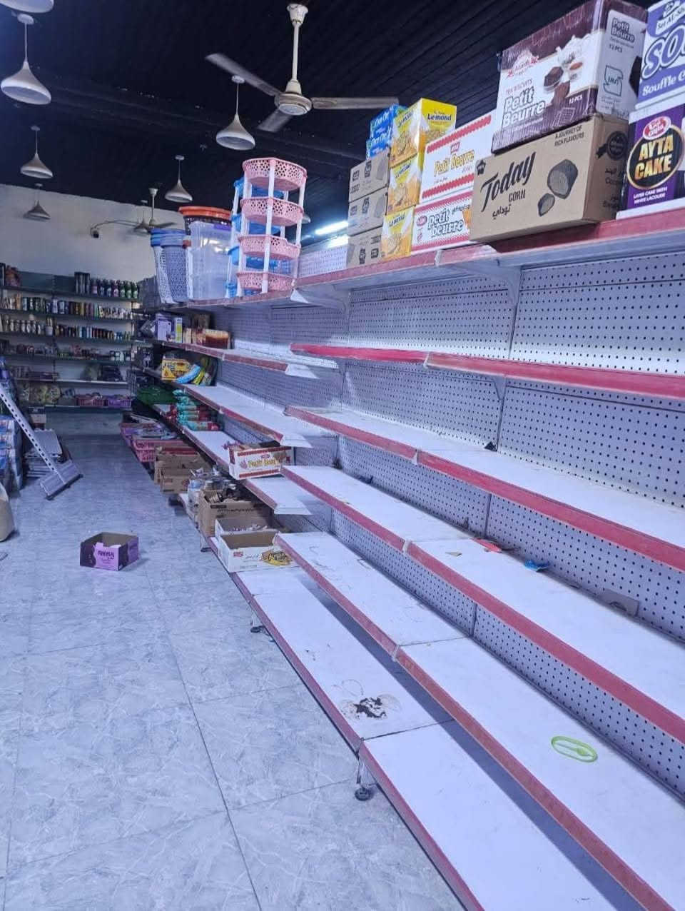 سفينه وسطيه نظيفه جدا حديد ثقيل رفه ابو الجسرين الارتفاع ٢ متر وعرض الرف متر و٢٠ العدد ١٧ متر متصل العنوان نجف حي المكرمة شارع الطاقه ***********
