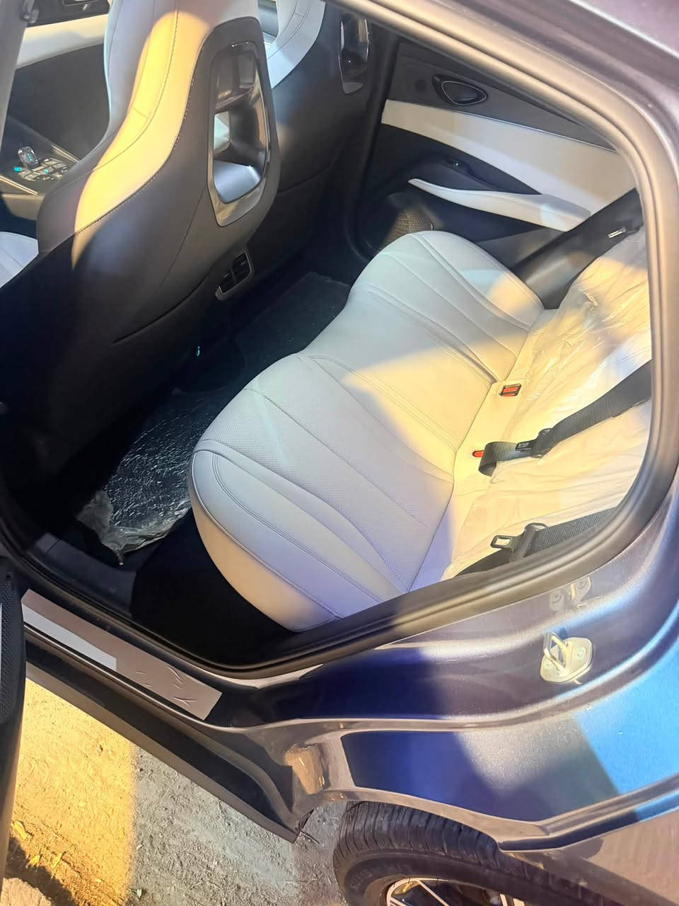 سلام عليكم شباب عندي صيل 6زيرو ماشيه لممشه لكلي ٨٠٠٠الف سياره مكفوله كفاله عامه وسياره جديده بمعنه لكلمه سياره بسمي تحويل ثانيوم  سياره موصفاتها كرسي كهرباه 1بطاره 80وتجي 4كامرات محيطه غراضها كامله  سعر 24مليون وبيها مجال حك جيه بس عنوان بغداد شارع فلسطين الاستفسار ***********علي
