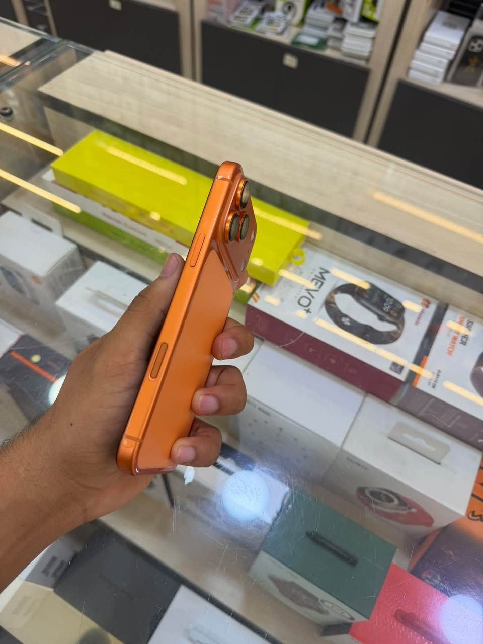 17 pro max
مرحباا 
١٧ برو ماكس ماستر AFA
بطارية ١٠٠ مشحون ٥٠ 
شغلتة الجهاز 2026/8/13
اول ما فتحته من الكارتون غلفته مباشر 
مغلف افضل تغليف موجود بلسوك 
النضافه مليارررر 
كارتونه موجوده وكيبل الاصلي ممفتوح ابد 
مكاني نجف 
***********

نص مكتوب في الصور:
- ٣:٤٧ 4G حالة البطارية < حالة البطارية تعمل بطارية iPhone هذه على النحو المتوقع. حول البطارية والضمان... عادية الحد الأقصى للقدرة ١٠٠٪ هذا قياس لقدرة البطارية مقارنة بقدرتها عندما كانت جديدة. قد تتسبب القدرة المنخفضة بتقليل ساعات الاستخدام بين عملية الشحن والأخرى. ٤٩ عدد الدورات هذا هو عدد مرات استهلاك iPhone لقدرة البطارية. معرفة المزيد... تاريخ التصنيع أيار ٢٠٢٦ أول استخدام آب ٢٠٢٦