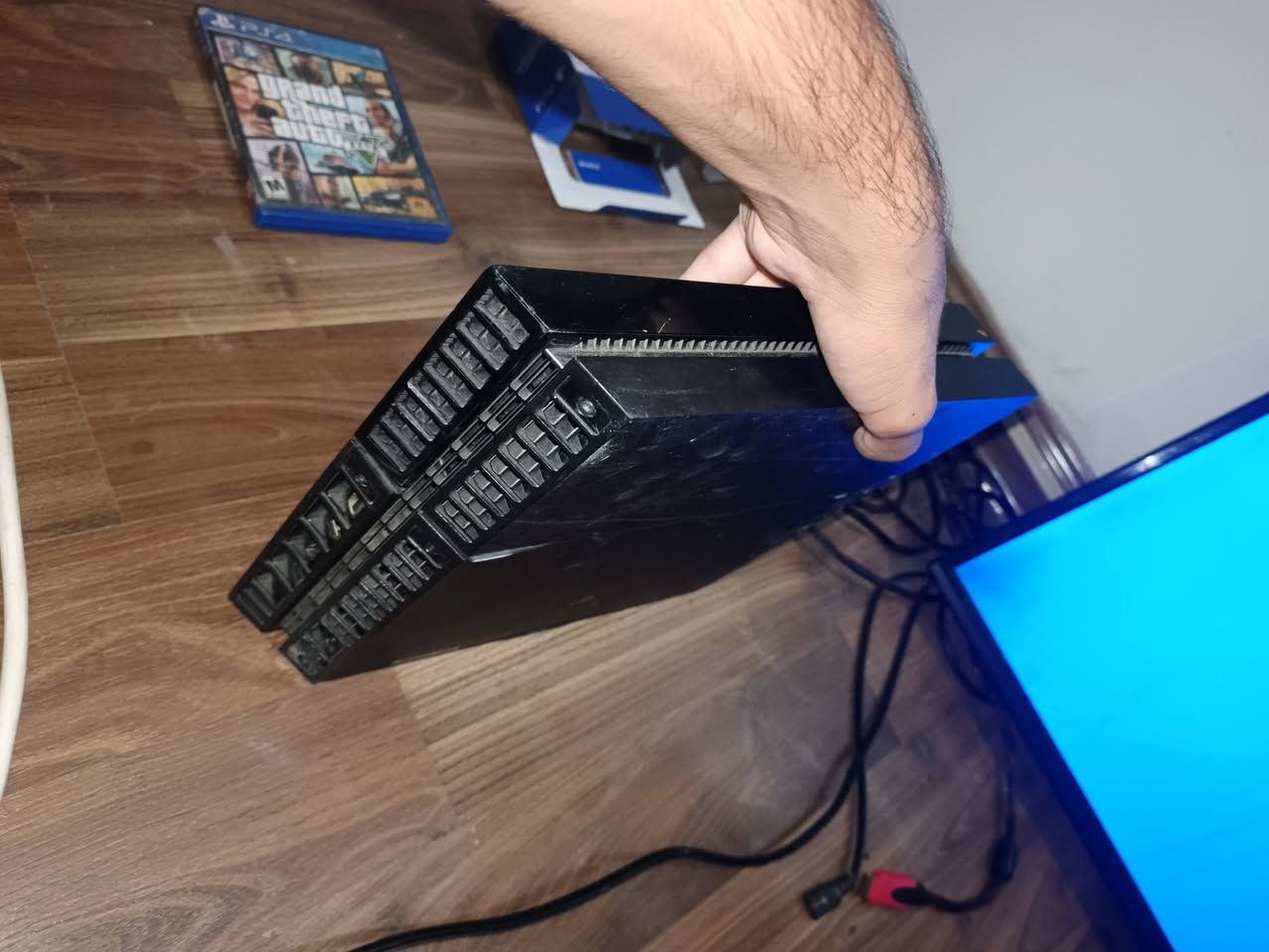 السلام عليكم ps4 نظيف داخل صيانه بس تنظيف 
البلي متروك صارله سنه وهسه شغلته واريد ابيعه سعره 175 وياه قرصين اساسنز كريد يونتي و for honr ويا يده اصليه 
البلي فتحته توني فرمته وكملته تستلمه وتلعب بي كبل
سعره 175 ممتواجد ماسنجر 
رقمي ***********
