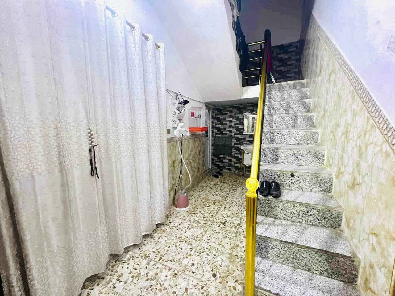 بيت للبيع يحتوي
غرفتين وصاله واستقبال ومطبخ وتخاريج خارجيه وداخليه
بناء درجه اولى صب كونكريت مساحه 100متر
موقع البيت حي السهيليه (الجماعه ) قرب مقر السرايا الجديد
قرب ع شارع العام 100 متر 
السعر 65 بي مجال قليل
الاستفسار مراسله الصفحه او الاتصال ع هذا الرقم 
*********** واتساب 

***********
