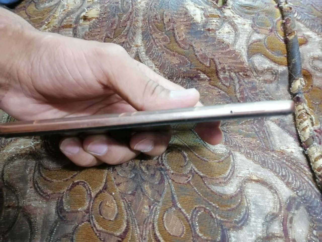 للبيع جهاز ريدمي نوط 10ابرو الجهاز عل كيبل مالو يشحن بس غير كيبل ايشكل ايعوزو تبديل مكان الشحن ***********غير متواجد عل فيس

