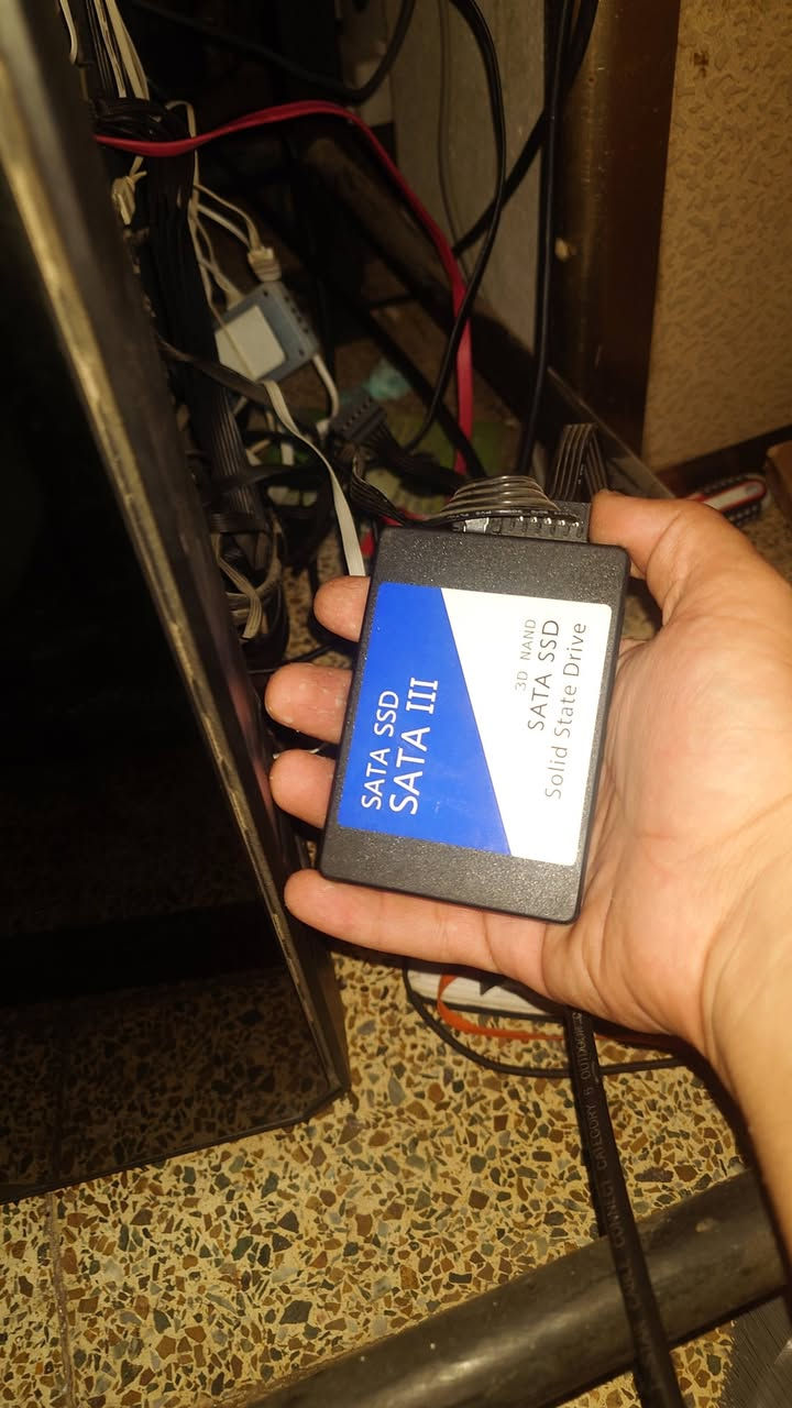 هارد ssd t2 للبيع 100 الف
معا ضمان سبوع كامل 
***********

نص مكتوب في الصور:
- هارد SSD للبيع 2TB SATA III • 2.5"