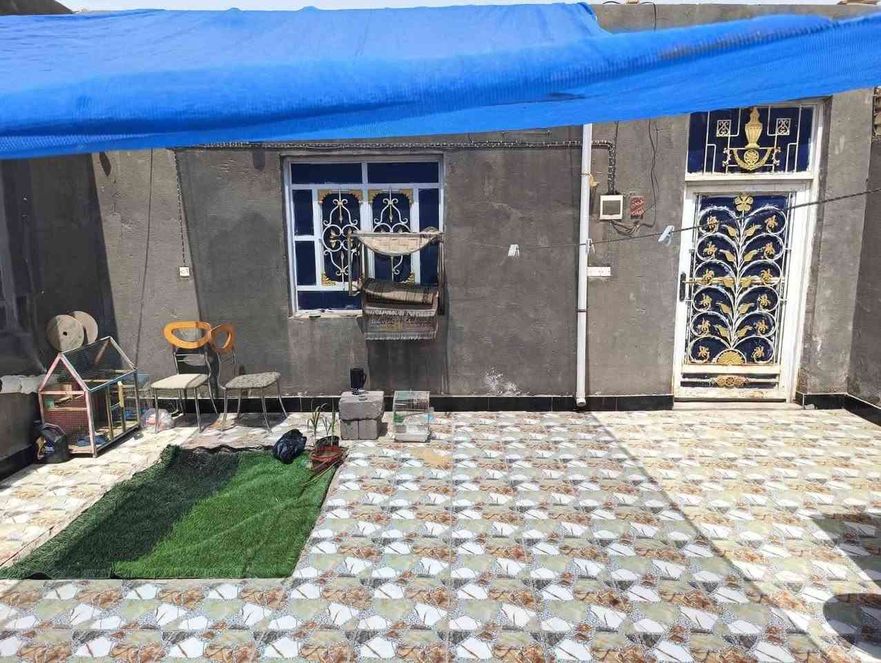 بيت للبيع بنزلت ام الهوش . قريب تقاطع السكك مساحه البيت 200 متر .يتكون البيت من غرفتين كبار 4×4 صالةجبيرة كلش طارمه تطب بيهة سيارة مطبخ كلش جبير براني 11×4 او حمام داخلي وخارجي تهويات ثنين كلش كبار سطح كله شتايكر البيت بناء طابوك عكادة  المنطقة مخدومه ماي ومجاي ومقرنص .البيت اول شارع بالمقرنص .يبعد عن الشارع الرئيسي 150متر .البيت إقرار محكمه . سند 25 السعر مناسب ب 55وبي مجال
