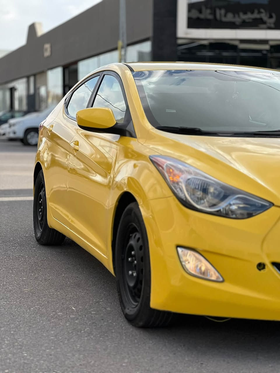 بسم الله الرحمن الرحيم 
للبيع 
‏Hyundai Elantra هونداي النترا 
الموديل 2013 وارد امريكي 
الضرر جاملغ امامي فقط وتبديل باب خالفي 
مكينه 18 دوش شرط لا نفخ ولا صرف والكير كذالك
رقم الماني بغداد شرط الوكاله والتحويل 
هيئه وغرامات كلها صفر 
الموصفات 
1 تبريد + تدفئه شغال 
2 تحكمات ستريرن جهتين 
3 كروز سرعه + قفل سكريتر 
4 شاشه اندروايد
5 كاميره خالفيه 
6 قفل مركزي 
وباقي الموصفات المعروفه

ملاحظه : السياره عليها منظومة غاز بل كامل يعني انسى شي اسمه دوانز وصرفيات السياره جديده وكامله يعني بوجهك تطلع تشتغل بيها 
السعر ( 85$ ) وبيها مجال بسيط 
مكان السياره ( الموصل ) 
للاستفسار ‭***********‬
