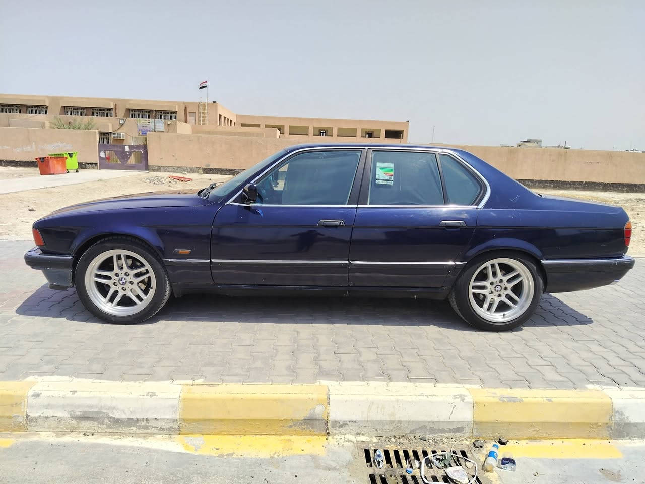 سلام عليكم بيئم موديل 1993السياره جديده وحلوه مناقصه اي شي تبريد ثلج حجم المكينه 740 8V  حداديه تخم تاير ويل M  رقم انبار تحويل ثاني يوم مكانه كوت واسط مركز المدينه باقي التفاصيل ***********

