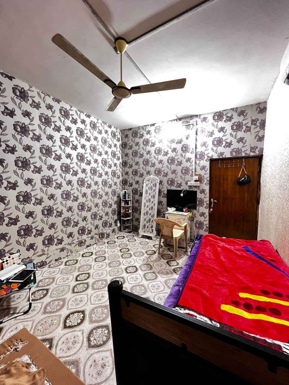 عدنا بيت بالمهندسين شارع المقيمين مساحه 308
بناء 2000 طابقين 
الطابق الاول 3 غرف كبار وصحيات ومطبخ واستقبال
الطابق الثاني 3 غرف وصاله وبالسطح اكو مطبخ ومخزن
وموجود صحيات بالطارمه 
ورا البيت شارع مدرسه الشهيد ضياء يعني خدمات 
والبيت يصير بصف ركن على شارع عشرين
يعني هم يصلح استثمار  اذا تاخذه قطعه وتبنيها مشتملات
السعر المطلوب 380 وقابل للتفاوض
الاستفسار
***********
