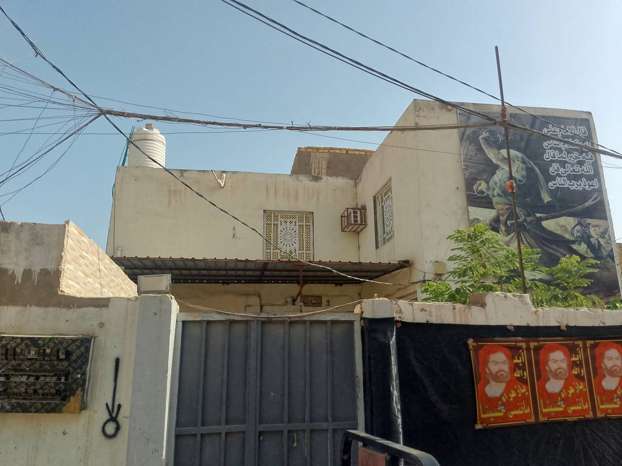 بيت زراعي لبيع طابقين يتكون من غرفتين و صاله و مطبخ و ديوانيه و حمام داخلي و خارجي و طارمه و الطابق الثاني مشتملات المساحه 220 السعر 115 و بيه مجال عنوان ناصريه المهديه مقابيل عمارات الشموخ ***********

