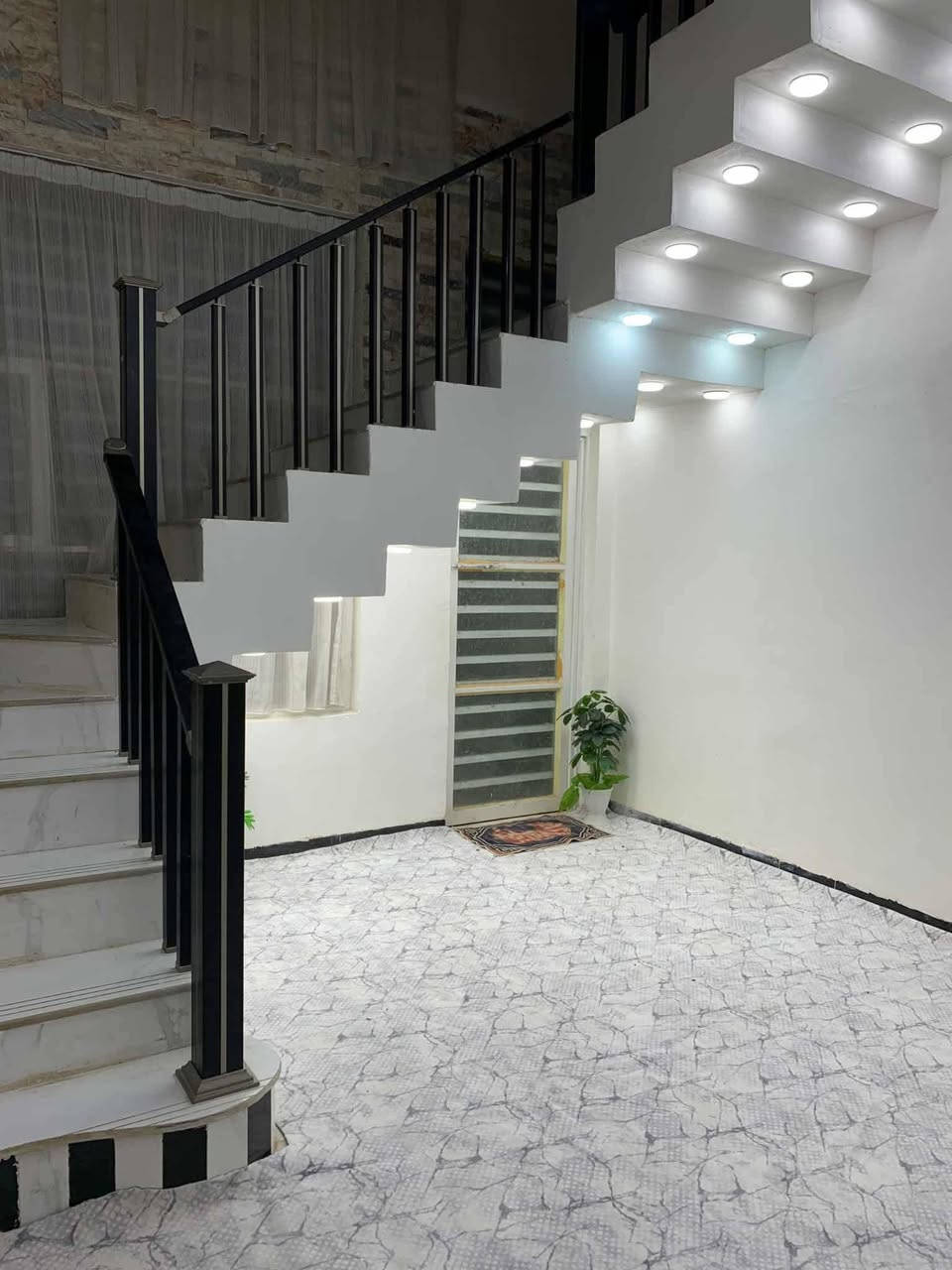 🏡 دار سكنية للبيع 
📍 الموقع: قضاء السنية –
✅ حي الحسين الأول متوفر كافة الخدمات 
📐 المساحة: 300م²
🧱 البناء: طابقين – حديث ودرجة أولى
🏠 التوزيع المعماري:
🔹 الطابق الأرضي:
غرفتين نوم 🛏️ | صالة 🛋️ | مطبخ 🍳 | استقبال 🚪 | صحيات 🚿 | طارمة وحديقة 🌳
🔹 الطابق الأول:
مشتملين منفصلين، وكل مشتمل يحتوي على:
غرفة 🛏️ | صالة 🛋️ | مطبخ 🍳 | صحيات 🚿
💰 التفاصيل المالية:
صندوق الإسكان: مطلوب 43 مليون 

***********
***********
🏢 مكتب الساقي للعقار والمقاولات 
📍 شارع التجاري 
أبو سجاد للعقار
