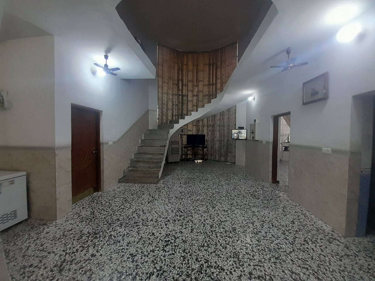 بيت للبيع مساحته 400م طابو زراعي سند 25متكون من غرفتين نوم واستقبال وصاله ومطبخ وصحيات وحديقه جانبيه بناء طابوك والارضيه كاشي العنوان ابو غريب الناحيه البستان للاستفسار على واتساب مع صاحب الدار ***********
