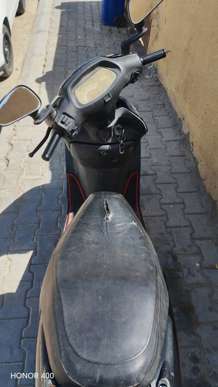 السلام عليكم
دراجه سبيسي للبيع ماليزي 
تجفيد جديد ع سحك بعدهي 
السعر 450ؤبيهه مجال قليل 
العنؤان كؤت دجيلي 
رجااء مؤ شرراااي لايتعبني 
اتصال ع رقم 
***********

نص مكتوب في الصور:
- HONOR 400