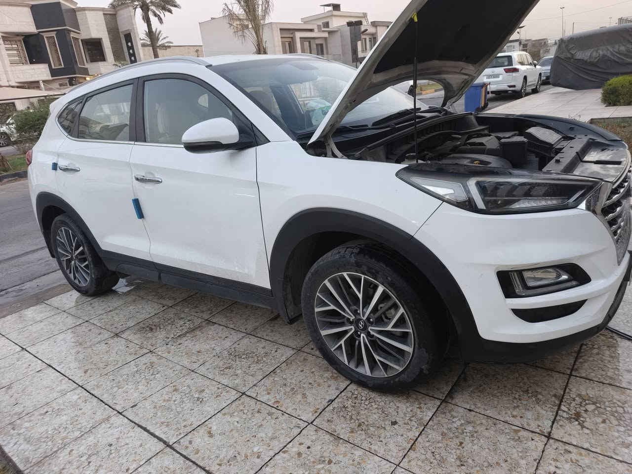 توسان 2020
سيارة خليجية جيكية نظيفة استخدام بسيط و كلشي موضح بالصور من ضرر صار بيها حادث جداً بسيط بس الصباغ صبغ بابين و سوى بيها هيج ولو هية جديدة كلش 
سعر 185 و بيها مجال بسيط 
***********
