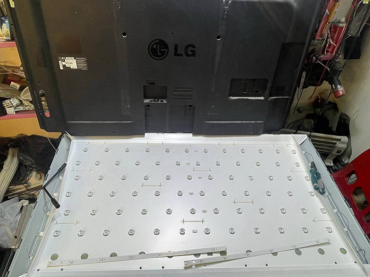 تم صيانة شاشة LG حجم 49 ولله الحمد تم إصلاح شورت الكارت وتبديل لدات اصليه مع ضمان صيانة سنه مع تبديل عاكس الضوء وتنضيف عاكسات الضوء مجانآ تصليح كافة أنواع وأحجام البلازمات 

✳️تصليح شاشات  Samsung _LG _TCL 
✳️بنل اصلي 100% ضمان 6 اشهر صيانة
✳️تصليح شاشات SHOWNIC_SHINON_DEKO_AZARA_SHARK_LGNANO_SHARP_ GENERAL_ AI Wadi  تصليح لدات وكارتات اصليه 100% مع ضمان صيانة 6 اشهر فعلية 
✳️تصليح كارتات كافة أنواع البلازمات مع ضمان صيانة 
✳️متوفره صيانة موقعية 
موقعنا📍بغداد/الامين الثانية/قرب جامع المحسن 
***********
#بغداد #بعداد_الجديدة #الامين_الثانية #بغداد_العراق #العراق #الامين #المشتل #بغداد #العراق_بغداد #النعيرية #شارع_المطبك #المشتل #بغداد_الجديدة #البلديات #اسكينة
