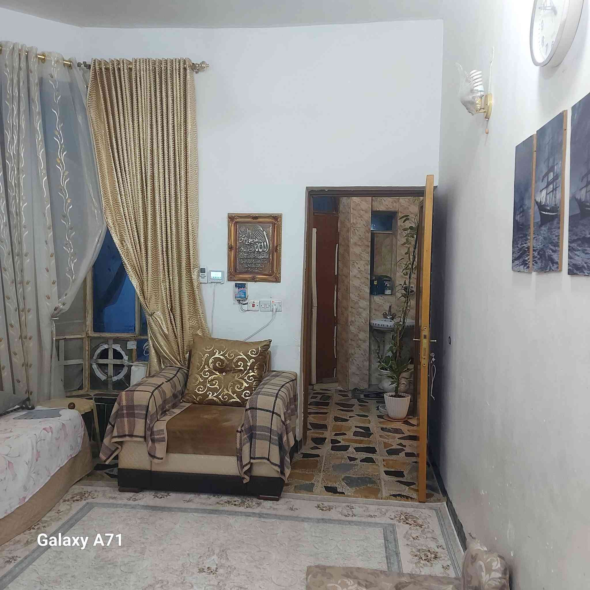 دار للبيع في حي رمضان خلف المحكمة
مساحته 300 متر
نوع العقار طابو صرف 
الطابق الأول/٣ غرف نوم وصالة كبيرة ومطبخ ومنور وصحيات
وحديقة وكراج سيارة
الطابق الثاني/ غرفتين نوم وصالة
للسعر والاستفسار اتصل 
بالرقم *********** او واتساب

