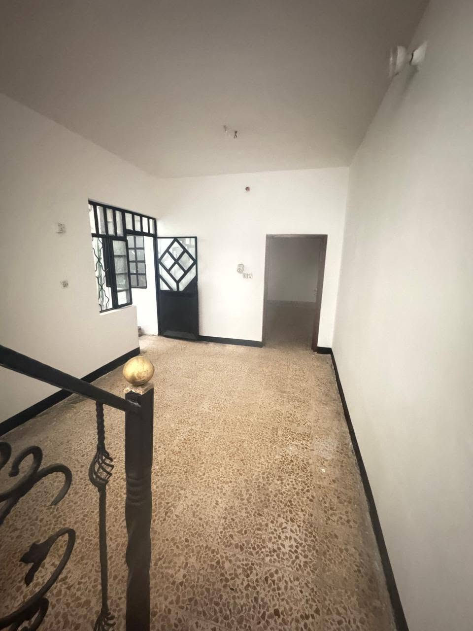 بيت للبيع في حي الوفاء المساحه 100 متر طابق ونص البناء عكاده نظيف جدا على شارع 15 قريب السايدين الجزيره سعر البيت/ 125 /مع المجال للاستفسار/***********
