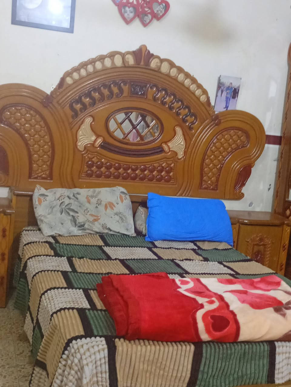 تخم للبيع سعره ٢٥٠وبي مجال كنتور نجاره ٣٠٠وبي مجال مستعجله عل بيعتهن وغرفه نوم ٧٠٠

نص مكتوب في الصور:
- ليث مصطفى
