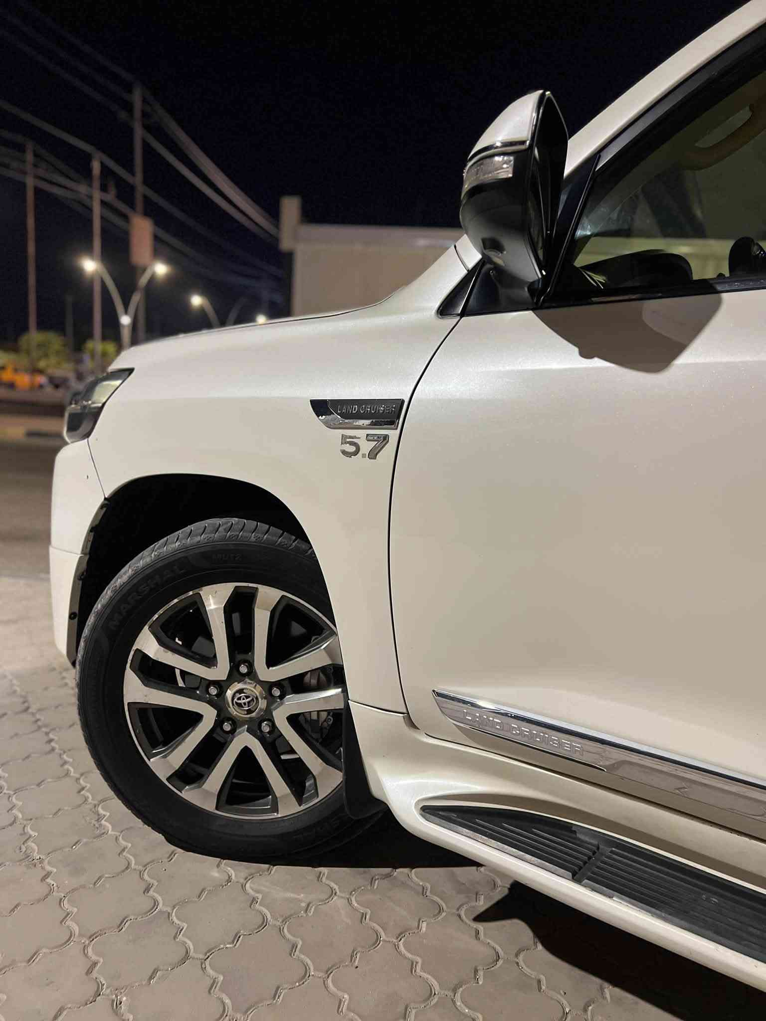 البيع لاندكروز 2017 VXR5.7 كفالة عامة ترهم مراوس 

    مقاعد جلد
* مقاعد أمامية كهربائية
* ذاكرة للمقعد في بعض المواصفات
* تبريد وتسخين المقاعد
* ثلاجة داخلية
* مكيف أوتوماتيكي/تحكم بالمناخ
* شاشة ونظام ملاحة
* Bluetooth
* USB
* نظام صوتي فاخر
* شاشات ترفيه خلفية في بعض النسخ
* مثبت سرعة
* تشغيل بصمة/زر
* تحكم بالمقود
* * رادار أمامي Dynamic Radar Cruise Control
* نظام ما قبل التصادم PCS
* تنبيه مغادرة المسار LDA
* مراقبة النقطة العمياء BSM/BSD
* تنبيه حركة المرور الخلفية * ABS
لاستفسار/***********
مكان سيارة البصرة
