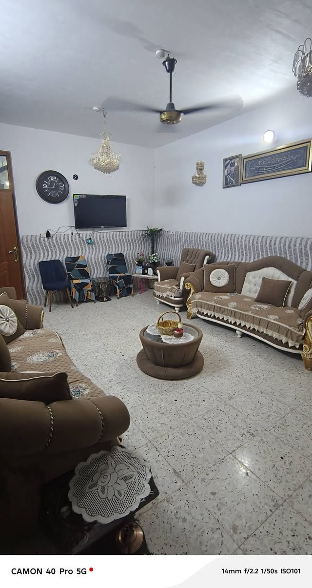 السلام عليكم 
دار للبيع طابو زراعي سند 25 تحويل مباشر باسم المشتري مساحة الدار 200 طابق واحد يحتوي على غرفتين نوم مطبخ كيلدور واستقبال وصحيات خارجيه وداخليه البيت مابي نقص ابد وبي كم شغله هديه وياهن ابو البيت يعوفهن البيت كولش مرتب ومكانه حلو  سطحة مطبك فرشي يعني كل قطرة رطوبة ماكو إطلاقاً البيت بلواقع احلى من الصور مكانه حله حي الصدرين سعره مناسب جداً للاستفسار خاص او زيارة مكتب عباس الشمري و سامر العميدي حله طريق حله نجف نزلة الامام بكر عليه السلام ***********
