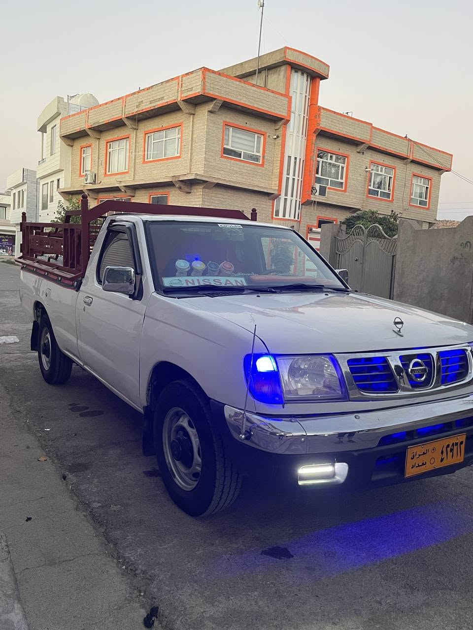 وئەدمین وەرگرن نیسان بۆفرۆش 2001 سەیارەکە کامل بۆجوانی کامل بۆیاخم کردۆتەوە بێی ئەوەیی یەک قەترە مەعجونی تێدابێیت سەقفوو شانیشی بۆیاخی نیە دوایی کەپسە ئەملاو لا دەعمی نیە یەک قرچی پێشەوەهەیە بێناوگرتن  شایەنی باسکردنیش نیە  پاوەرە 4تایەی تازە دواو پێشی تازە کامل بانسو مەسروف کراوە ناوبۆدیی لۆک تازە بەسراوە  چەمچەیی لۆک سەیارەکە  دیار لەگەڵا ڕێزم موشتەری نیت چات مەکە ژ.م***********
