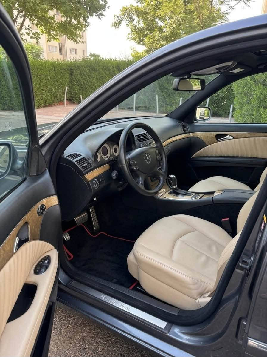 للبيع: مرسيدس بنز E350 (W211) - موديل 2007 (ممشى قليل جداً)
السلام عليكم شباب، للبيع سيارة مرسيدس E350 موديل 2007 (الشكل المعدل)، السيارة مميزة جداً بممشى قليل ونظافة ممتازة، سيارة بيت ومتأنس بيهة وجاهزة للاستخدام
المواصفات والتفاصيل: 
 الموديل: 2007 (E350) - كت ولمسات AMG
 المسافة المقطوعة (الممشى): 43 ألف كم فقط (ممشى حقيقي وقليل جداً بالنسبة لموديلها)
 اللون: رصاصي غامق (ماوس / رمادي ميتالك)
 الرقم: أربيل (تحويل وهزة جاهزة)
 المحرك: 6 سلندر V6 تنفس طبيعي (نشاط وقوة ممتازين)
 الكير: أوتوماتيك (أنظمة Comfort / Sport)
المواصفات الداخلية والأبشن:
 فتحة سقف
 شاشة وسائط أصلية مع شاشة معلومات بالدشبول
 كشنات جلد تدفئة وتبريد
 كشنات كهرباء مع ذاكرة حفظ (Memory Seats)
 تكييف رقمي دبل زون (أمامي وخلفي)
 دواسات وديكورات AMG مع أرضيات أصلية
 نظام ثبات إلكتروني (ESP) وأنظمة أمان كاملة (ABS / SRS)
 حساسات أصلية (Sensors) وتحكم ستيرن كامل
الحالة العامة:
 محرك وكير وبدي بشرط الفحص، تبريد ثلج، تعليق ناعم جداً ونظافة داخلية وخارجية ممتازة بحكم الممشى.
 السيارة ما تحتاج أي مصاريف نهائياً.
السعر المطلوب: 130 ورقة (13,000$) وفيها مجال بسيط بعد المعاينة بدون حادث شبر صبغ بل بنيد فقط
المكان: أربيل
رقم واتس اب ***********
