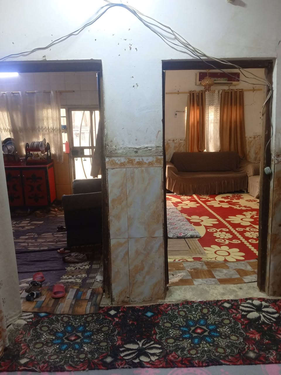 بيت للبيع خلف محطة حمورابي (بته) مساحة175م يتكون من غرفتين وهول واستقبال ومطبخ ابيع مكاتبه وبيه معاملة تطويب الاتصال على رقم ***********
