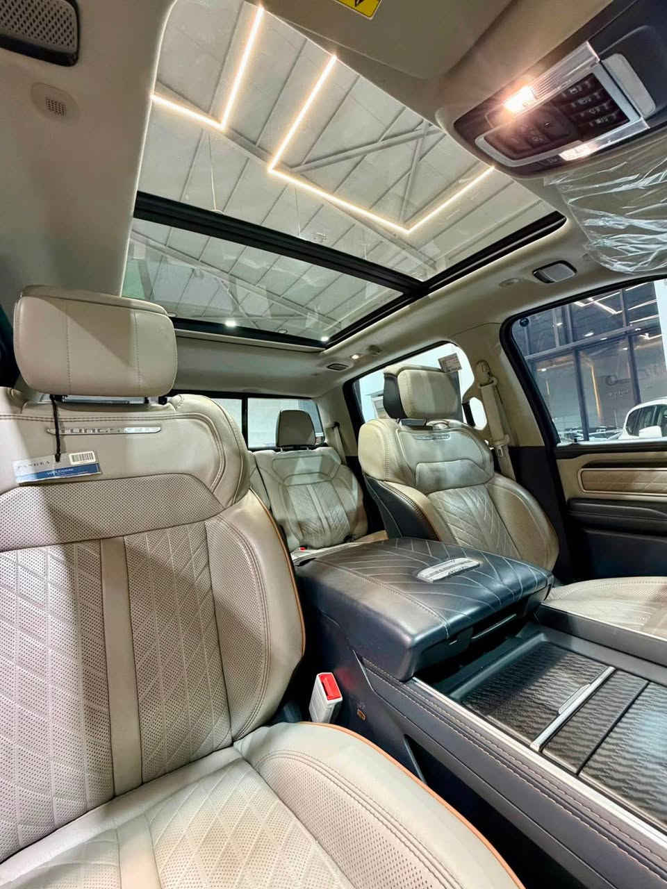 للبيع RAM 1500 TUNGSTEN 2025 - فل مواصفات
ماشية 12 الف فقط 🔥
خليجي وكاله هارلم

وحش الشارع، انظف واعلى فئة بالرام، تجي فوك الـ Longhorn و الـ Limited

المواصفات:
المحرك الجديد Hurricane 3.0L توين تيربو High Output 
540 حصان - 521 LB تورك - اقوى من الـ HEMI القديم
كير 8 نمر + دفع رباعي 4x4 اوتو + دبلات هوائية يصعد وينزل
شكمان رياضي دوال + غطاء صندوق كهربائي
داخل TUNGSTEN - ما يتقارن:
جلد فاخر لون ازرق ملكي مع تطريز الماسي
مقاعد كهرباء / تدفئة / تبريد / مساج 24 حركة
3 شاشات: 14.5 انج وسط + 10.25 انج للراكب + 12 انج عدادات + Head Up Display
سماعات Klipsch الاصلية 23 سماعة
بانوراما + مراية ديجتال + شاحن وايرلس
ويل 22 انج الماسي الاصلي
امان فول:
رادار Adaptive Cruise + حافظ مسار Active Lane
360 كاميرا + اوتو بارك يصفط وحده
نقطة عمياء + بريك اوتو + قراءة علامات

التفاصيل:
اللون: اسود ملكي تغليف بلكامل PPF
الموديل: 2025
الماشية: 12 الف
الرقم: اربيل  - تحويل مباشر
الحالة: بدون صبغ  فقط pdr بقبق الجنطة كد شبر
المكان: بغداد
السعر:  اكتب تم
رقم الهاتف *********** بغداد, العراق
