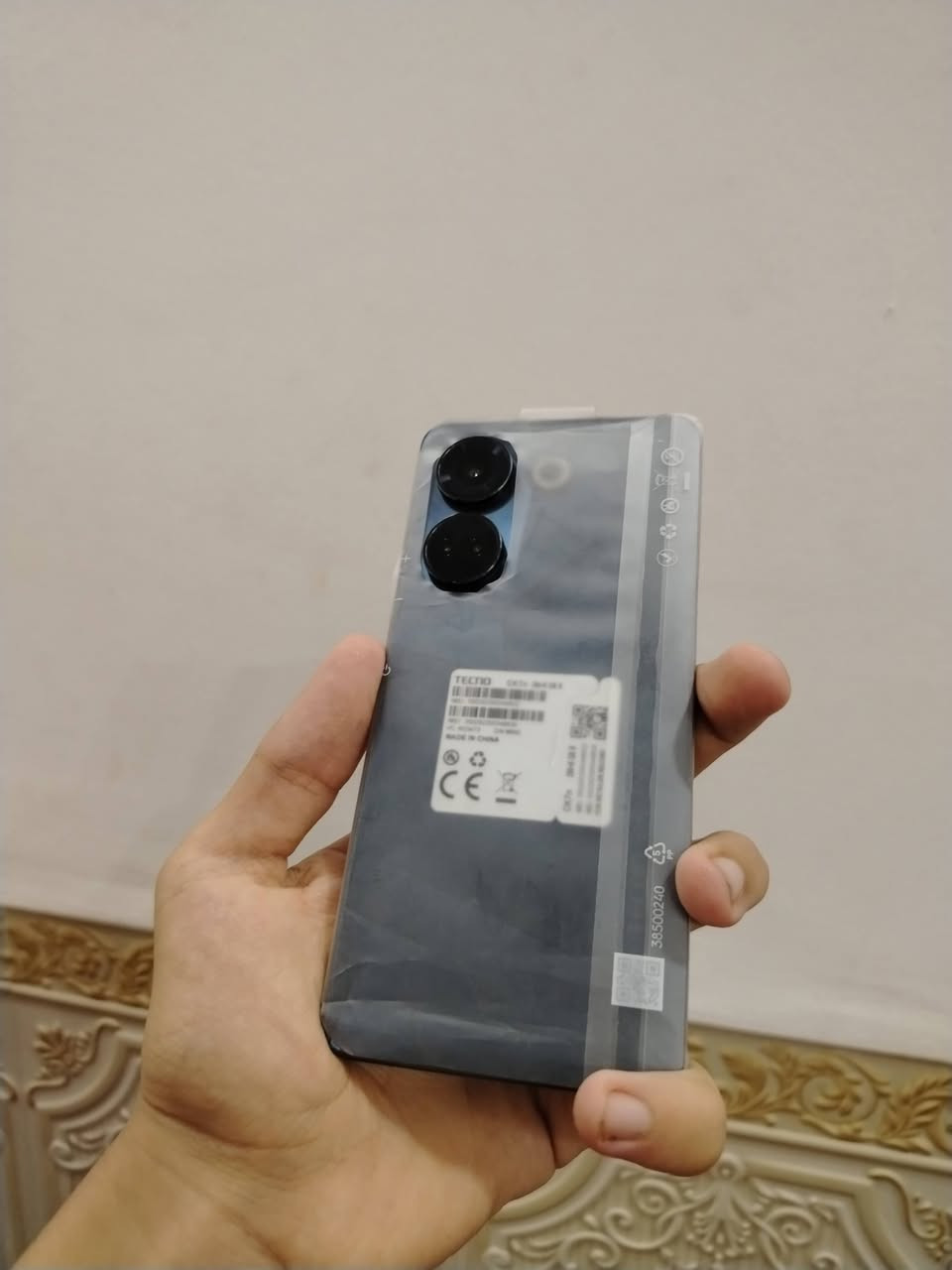 تكنو كامون 20 برو للبيع سعره 140 وبيه مجال موبايل ما مستخدم استخدام خفيف كارتونته وياه
