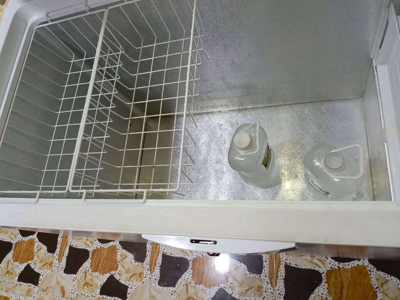 مجمده البيع الحجم الكبير جاهزه استخدام قليل هيت حي البكر الشرقي مكلف بالنشر السعر 350000هاتف ***********
