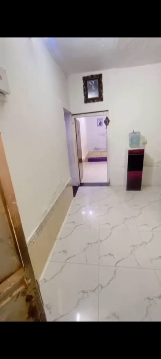 بيت للايجار يصلح لطلاب اوعوائل عنوان الكزيزه قرب مدينه الرياضيه غرفتين وصاله وستقبال ومطبخ وصحيات سعر 350 قفل ***********

نص مكتوب في الصور:
- الاستقبال
- الغرفة الثانية