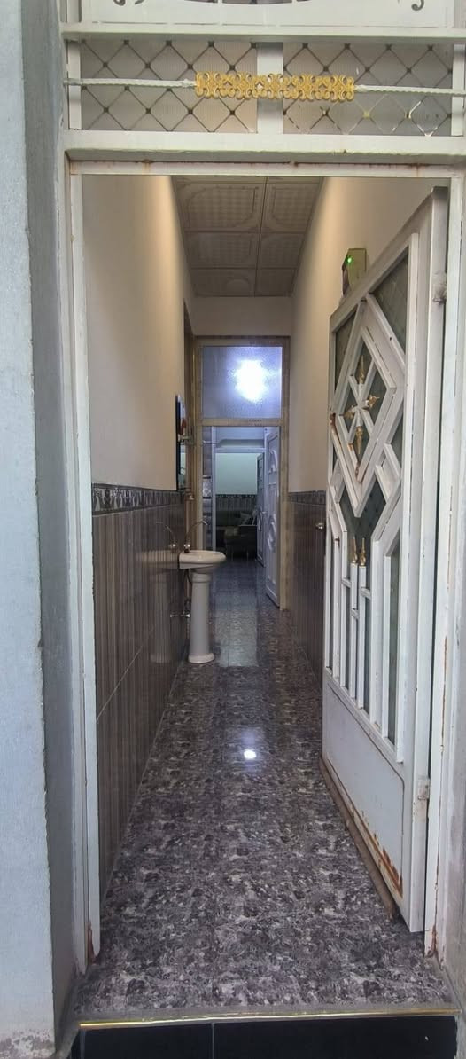 دار للبيع [ بناء حديث ] جاهز وكامل من جميع النواحي 
.***  منطقة خدمات كاملة من ماء ومجاري وتبليط  
الموقع / التحرير خلف ماريا مول 
المساحة / ١٠٠م ٥×٢٠ 
مكونات الدار /  يتكون من كراج سيارة واستقبال ومطبخ بارد وحراري وصالة وغرفة نوم . والطابق الثاني غرفة وبيتونة وغرفة ٨ سوف مبنيه. سيراميك كل البيت ١،٢٠ م الحائط سقف ثانوي .
الاستفسار تفاصيل اكثر الاتصال على الهاتق ***********  والواتساب .
