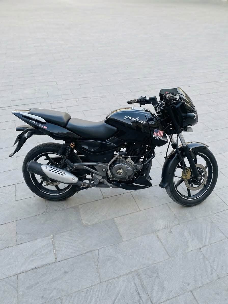 للبيع: دراجة باجاج بولسار 150 (Bajaj Pulsar 150) نظيفة وجاهزة للمشي 🔥
المواصفات والتفاصيل:
 النوع: باجاج بولسار (Bajaj Pulsar) - محرك 150cc
 اللون: أسود الملكي
 الحالة العامة: ممتازة جداً، المحرك ونظام التعليق والنظافة العامة بحالة ممتازة وجاهزة للاستخدام فوراً بدون الحاجة لأي مصاريف.
 الأوراق: سنوية/سنوية الدراجة رسمية ومسجلة (بغداد) والأوراق كاملة جاهزة للتحويل مباشرة.
السعر المطلوبة: 1,800,000 دينار عراقي (مليون و800 ألف) - قابل للتفاوض البسيط للجادين فقط.
للتواصل والاستفسار:
 رقم الهاتف: ***********
 الموقع: بغداد
